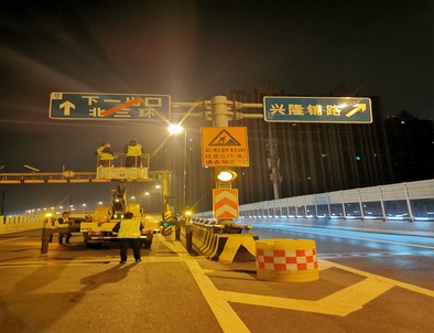 海北郑州市北三环彩虹桥交通标志牌安装现场